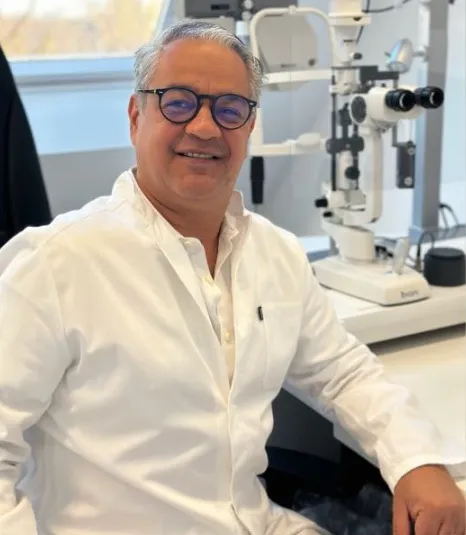 Dr. Felipe Siso Cardenas in seiner augenärztlichen Praxis