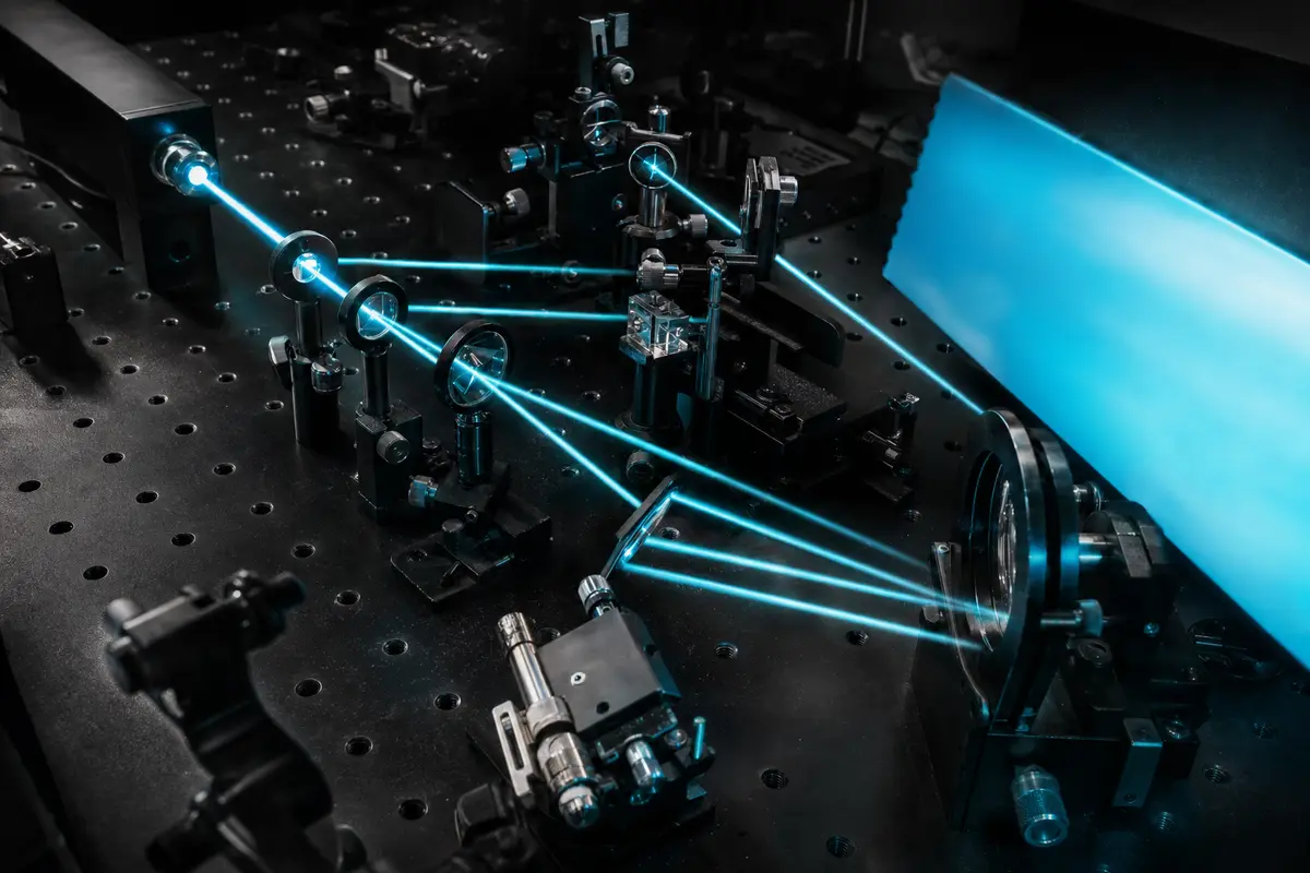 Konzeptionelle Darstellung standardisierter Lichtpfade in einem optischen Versuchsaufbau